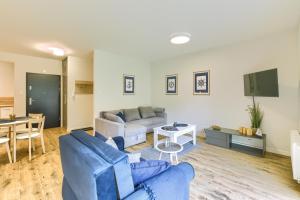 Telewizja i/lub zestaw kina domowego w obiekcie OnHoliday Apartamenty ze strefą Relax & Fun, ul Lwowska 12