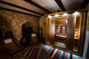 pokój z kamiennym kominkiem i pokój z lodówką w obiekcie Guest House Risika w mieście Vrbnik +17 zdjęć