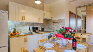 Kuchyňa alebo kuchynka v ubytovaní Apartament Sywarne Deluxe
