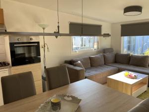 sala de estar con sofá y mesa en RBR 1253 - Beach Resort Kamperland, en Kamperland