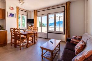 Televízia a/alebo spoločenská miestnosť v ubytovaní Cap Ras 03 Ático acogedor con vistas al mar