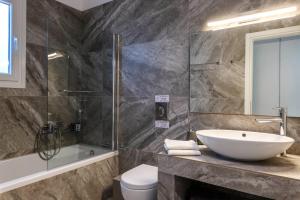 Un baño de Blueisla Modern Town Mykonos 22 fotos más