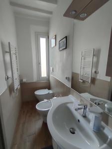 
a bathroom with a sink, toilet and bathtub at B&B Pierilù in Grosseto
