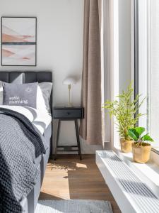 una camera con letto e tavolo con piante di limehome Berlin Müllerstraße - Digital Access a Berlino