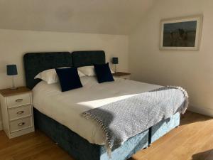 Tempat tidur dalam kamar di West Cork Escape