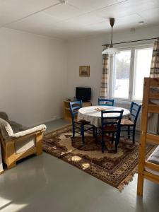 ein Wohnzimmer mit einem Tisch und Stühlen in der Unterkunft Huoneisto Äkäsjokisuu - Lapin Linna in Äkäsjoensuu