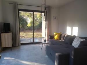 Villelongue-dels-Monts的住宿－Casa Vilallonga，带沙发和滑动玻璃门的客厅