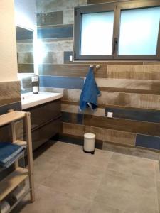 - Baño con lavabo y toalla en Casa Vilallonga, en Villelongue-dels-Monts