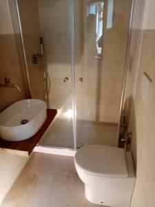 Un baño con ducha, inodoro y lavabo. en Casa vacanze a pochi passi dal mare, en La Maddalena