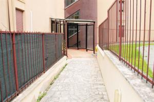 een hek met een hek voor een gebouw bij Casa Luce Sabaudia in Sabaudia
