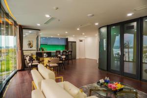 ein Wohnzimmer mit weißen Möbeln und ein Esszimmer in der Unterkunft Mr. Boss House Apartment in Đà Nẵng