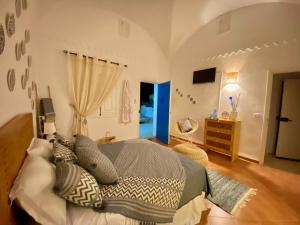 a bedroom with a bed and a dresser and a window at Villa Calma - Vue Mer in Al Ḩaddādah