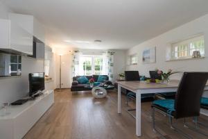 een woonkamer met een tafel en een bank bij Ostseeperlen-Haus 2 in Kühlungsborn