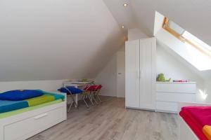 een kamer met 2 bedden en een tafel met stoelen bij Ostseeperlen-Haus 2 in Kühlungsborn