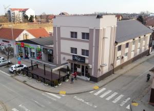 een uitzicht op een straat met een gebouw bij VILA MB in Ruma
