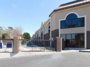 un edificio con una puerta delante de él en Quality Inn & Suites Thomasville, en Thomasville