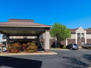 un gran edificio con un estacionamiento delante de él en Quality Inn & Suites Thomasville, en Thomasville