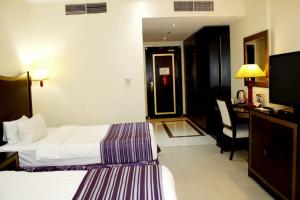 Un pat sau paturi într-o cameră la Tourist Hotel