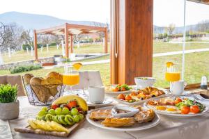 una mesa cubierta con platos de comida y bebida en Rooms Degenija Annex, en Selište Drežničko