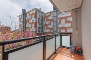 einen Balkon mit Blick auf einige Gebäude in der Unterkunft Confortable piso en Lekeitio, a 7 minutos de la playa in Lekeitio