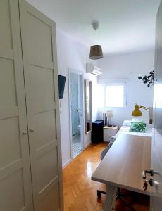 Telewizja i/lub zestaw kina domowego w obiekcie Real Beds Madrid