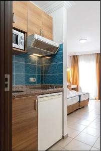 eine Küche mit einem Waschbecken und ein Bett in einem Zimmer in der Unterkunft Kleopatra Tuna Apart Hotel in Alanya