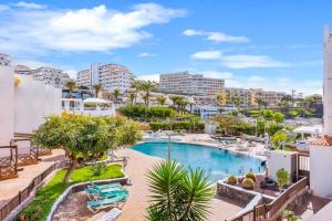 ein Bild eines Pools in einem Resort in der Unterkunft Oceanfront Neptuno Apartment by Dream Homes Tenerife in Puerto de Santiago
