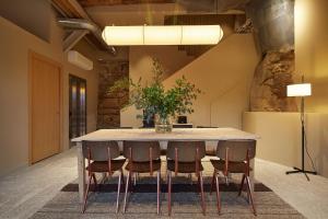 a dining room with a table and chairs at Donibanea in Pasajes de San Juan