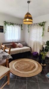 ein Wohnzimmer mit einer Couch und einem Teppich in der Unterkunft Casa Branca Holiday Resort in Salir