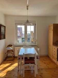 una cocina con una mesa y sillas blancas y una ventana en Westfälischer Hof - 2nd floor 