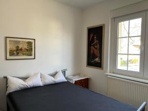 1 dormitorio con cama y ventana en Westfälischer Hof - 2nd floor 