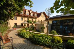 een gebouw met een bank ervoor bij Turówka Hotel & Spa in Wieliczka