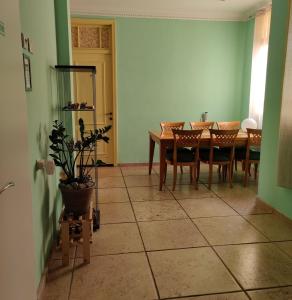 - une salle à manger avec une table et des chaises dans l'établissement Hostel Roks, à Haïfa