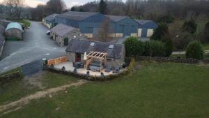 una vista aerea di una casa con cortile di Sabine Hay Barn a Matlock