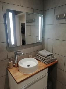 bagno con lavandino e specchio di Sabine Hay Barn a Matlock