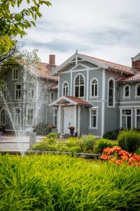 a house with a fountain in a garden at Losby Gods Manor in Losby