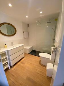 y baño con aseo, lavabo y ducha. en Puerto Banus Duplex Centric WaterFront 3 Bedroom en Marbella