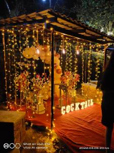 un gazebo con un mazzo di fiori e luci di Three Hills Resort Coorg a Madikeri