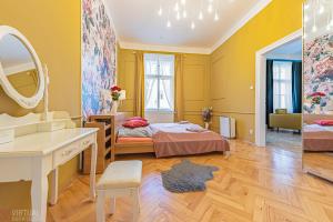 Postel nebo postele na pokoji v ubytování Colorful Wenceslas square apartment