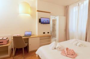 A bed or beds in a room at Hotel Relais Il Cestello
