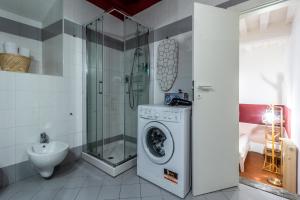 La salle de bains est pourvue d'un lave-linge et d'une douche. dans l'établissement Wine Apartments Florence Vernaccia, à Florence 101 autres photos
