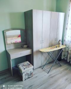 sypialnia z biurkiem i łóżkiem piętrowym w obiekcie Pleven Sunny Apartment w mieście Plewen