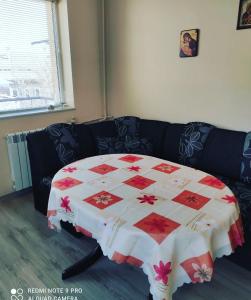 una habitación con una mesa con un edredón en Pleven Sunny Apartment, en Pleven