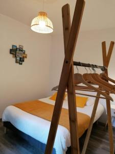 1 dormitorio con litera y lámpara en residence fleurie rdc, en Saint-Malo