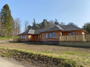 Gallery image of Pheasant Lodge with Hot Tub in Forgandenny