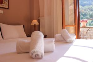 pokój hotelowy z dwoma łóżkami i oknem w obiekcie Hanakia w mieście Stoupa