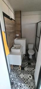 a small bathroom with a sink and a toilet at Superbe appartement tout équipé proche Hypercentre in Bergerac