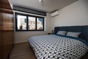 a bedroom with a bed and a large window at The lodge Morris in Leuven