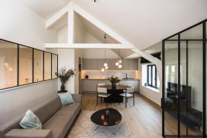 a living room with a couch and a table at The lodge Morris in Leuven