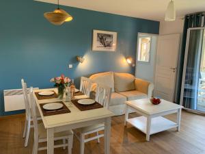un soggiorno con tavolo e divano di Les Cottages Du Lac a Parentis-en-Born